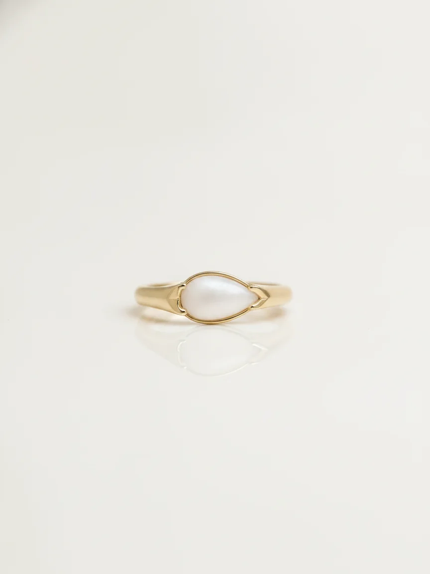Pear Signet Milk Ring – Studio white